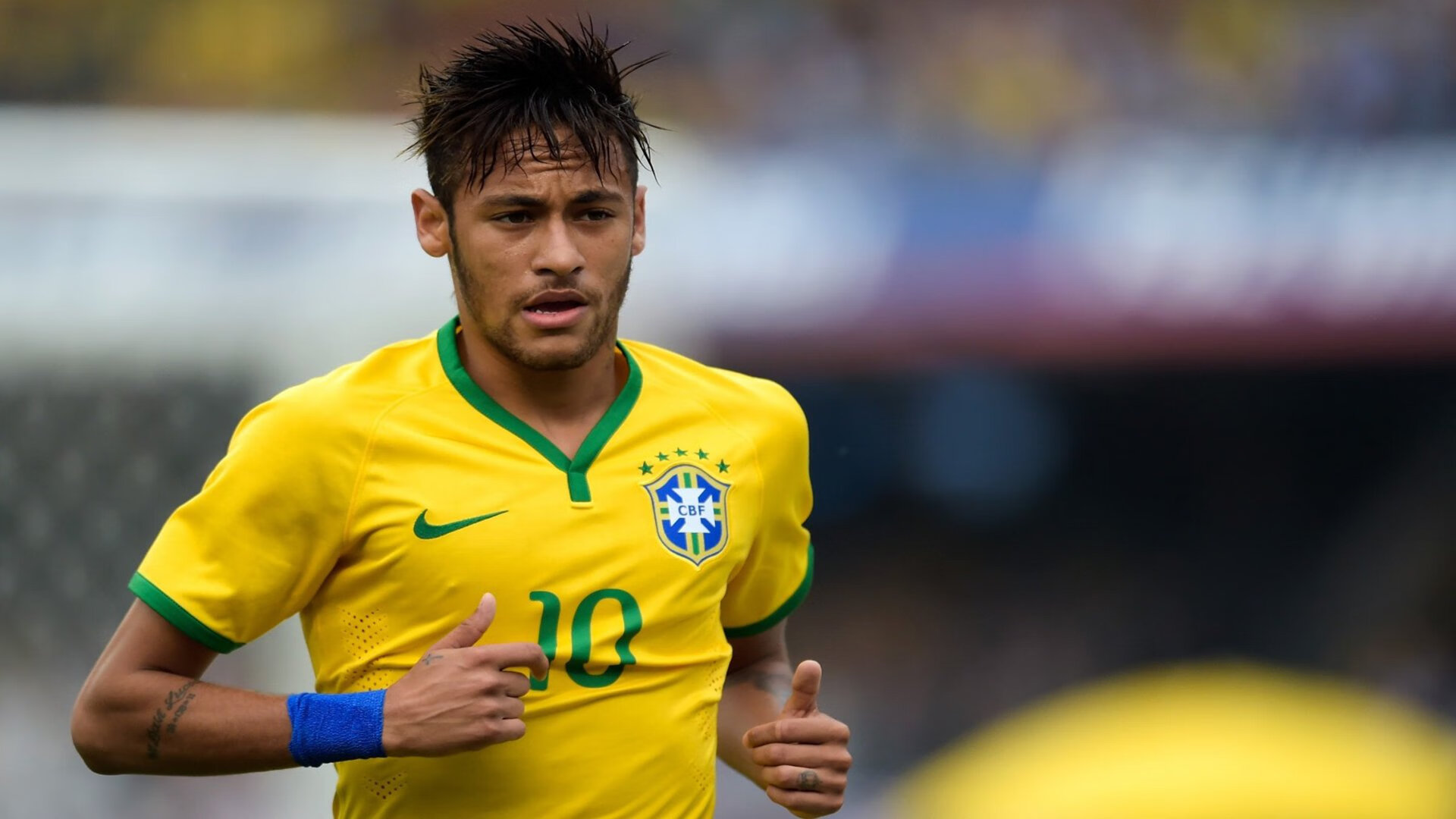 “中国足球市场潜力巨大，行业迎来黄金发展期”，国内足球市场